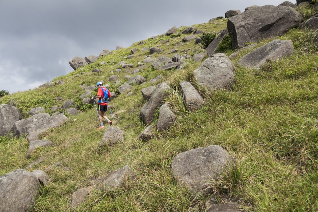 登山之路奇石滿佈