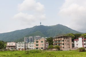 香港深圳一界之隔。遠山是深圳的梧桐山。