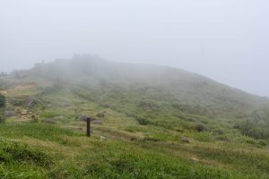 山腰時而陰雨連連