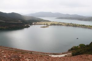 萬宜水庫位處偏僻郊區，在80年代越南船民湧港的高峰期，當地闢為船民安置中心。今日的創興水上中心及香港天文公園就是昔日的萬宜羈留中心。