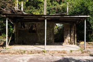 紅石門廢村，只餘下幾間石屋