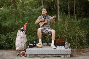 在風車之下，有賣藝人自彈自唱。南丫島生活節奏慢，容許人們做自己喜歡的事情。