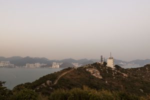 由索罟灣後面的小路上山，沿著石路就可以登上菱角山，山上有一無線電發射站