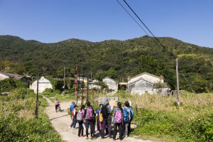 沙羅洞是條客家古村，四面環山，偏遠市區，就連電話訊號都不能覆蓋