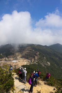 突然之間，雲霧襲來，所有行山客都駐足欣賞