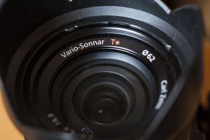 Sony RX10II 雖不能換鏡頭，但配備了一支性能良好的天涯鏡。鏡頭鍍上了蔡司著名的T* 塗層