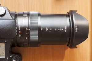 遠攝端為200MM，能夠處理特寫鏡頭。另外，200MM 拍攝時都能夠試用F2.8光圈，這是相當誘人的功能。