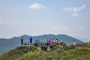 登上太墩山頂，山頂上遊人滿佈