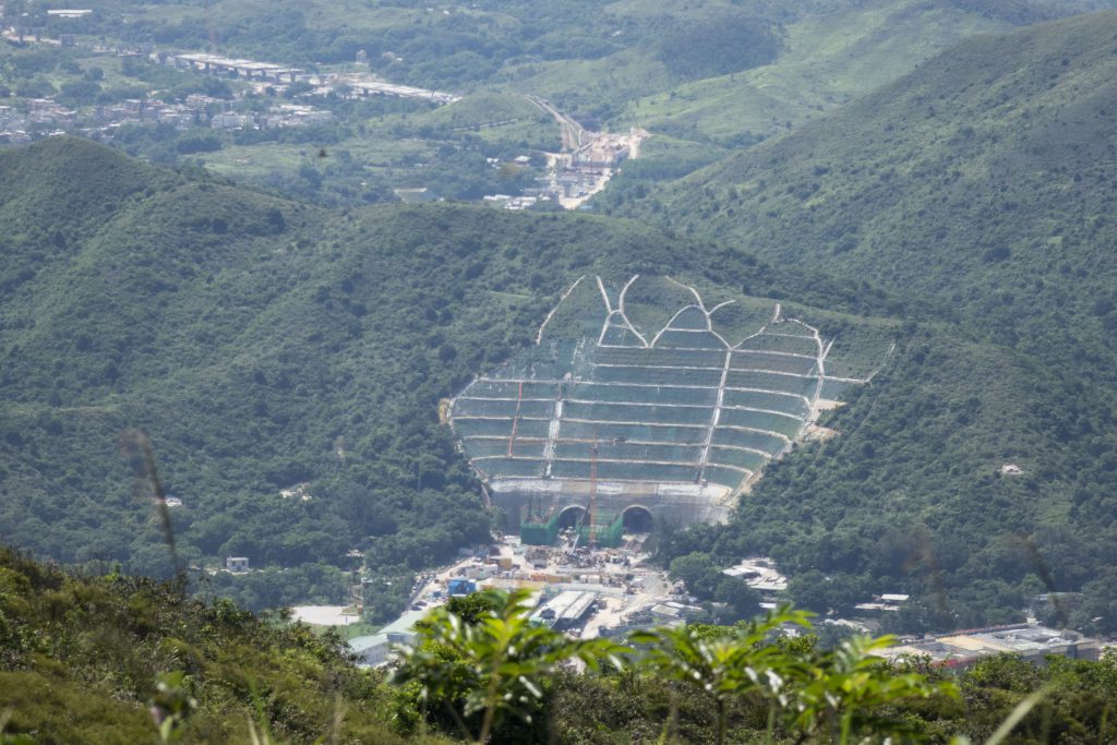 龜頭嶺上往北望，可以看到通往蓮塘的快速公路工程