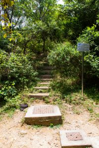 大浪坳是著名的分岔路口，由此路進就是「水管路」，可以通往蚺蛇坳及蚺蛇尖。