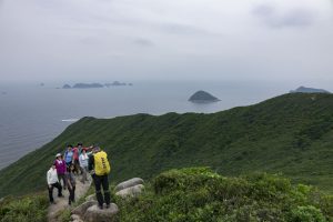 山頂上風景美麗，吸引遊人留念