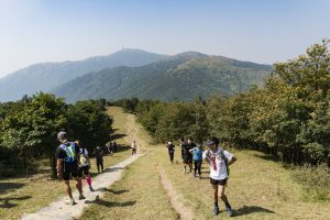 由麥理浩徑第七段遠望第八段的大帽山。 KK 建議如果要創造好時間，行有餘力可以在後段發力。