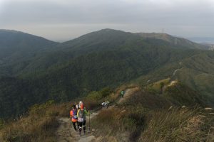 前方是草山和更高的大帽山，天色入色，氣溫下降，前路更難行