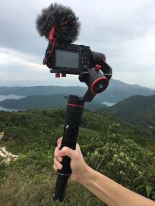 Feiyu A1000 能夠承托 Sony A6300 Kit Set 及外置收音咪，這已經是一個很優秀的拍攝組合