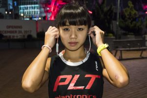 司徒兆殷都會戴著 Plantronics Backbeat FIT 耳機，陪伴每次練習