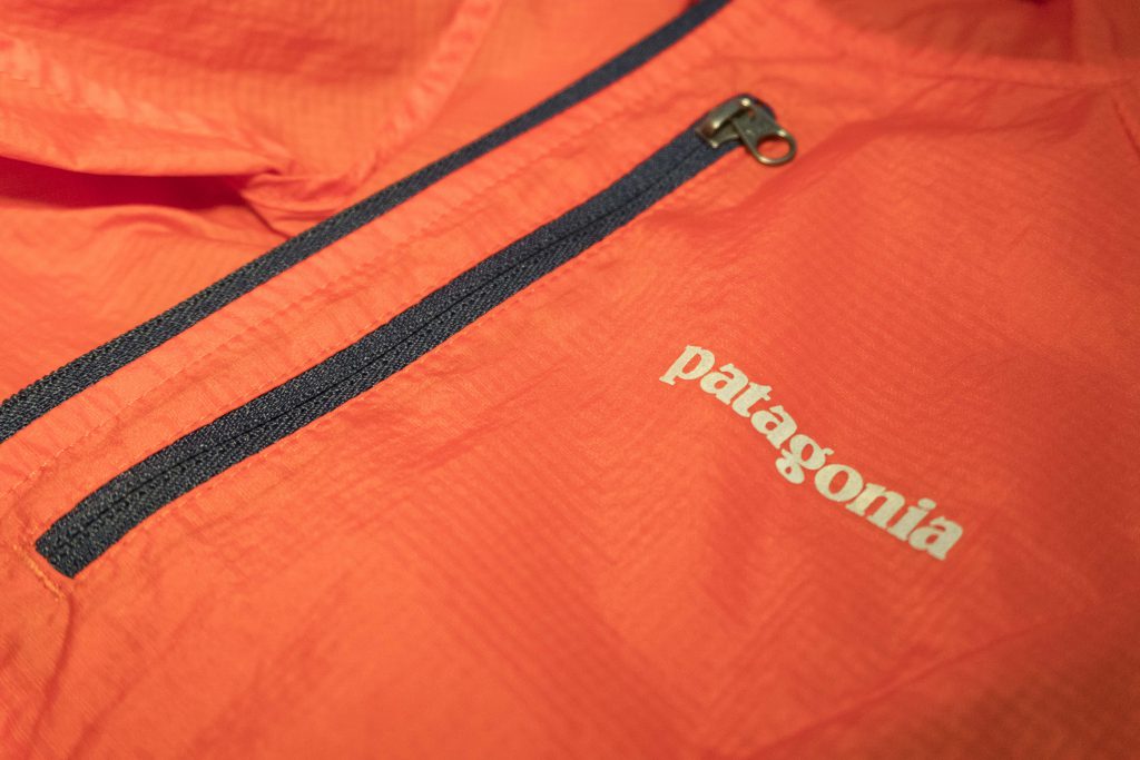 Patagonia Houdini 的左胸前有一個小袋，可以裝小物件；它的另一用途就是把整件風褸都反摺進去。