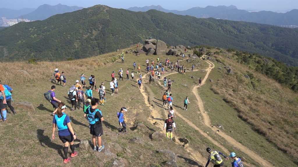 毅行教室 #1，由陳國強KK CHAN 示範下山技巧，行山腳痛 不再。