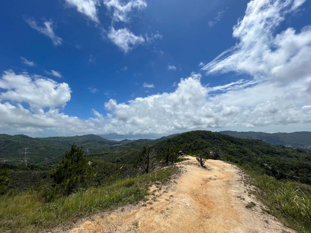 上到山頂看風景，辛苦也是值得。 