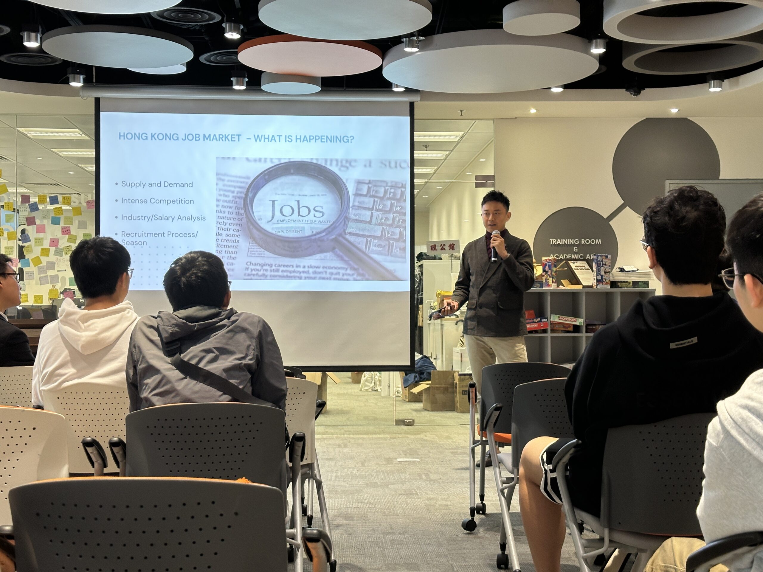 Samson Ho, a seasoned headhunter sharing his insight and skills about job seeking nowadays. Candidates should think further to differentiate skill sets and attributes. 